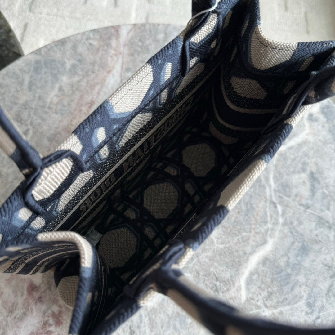 DIO Book Tote