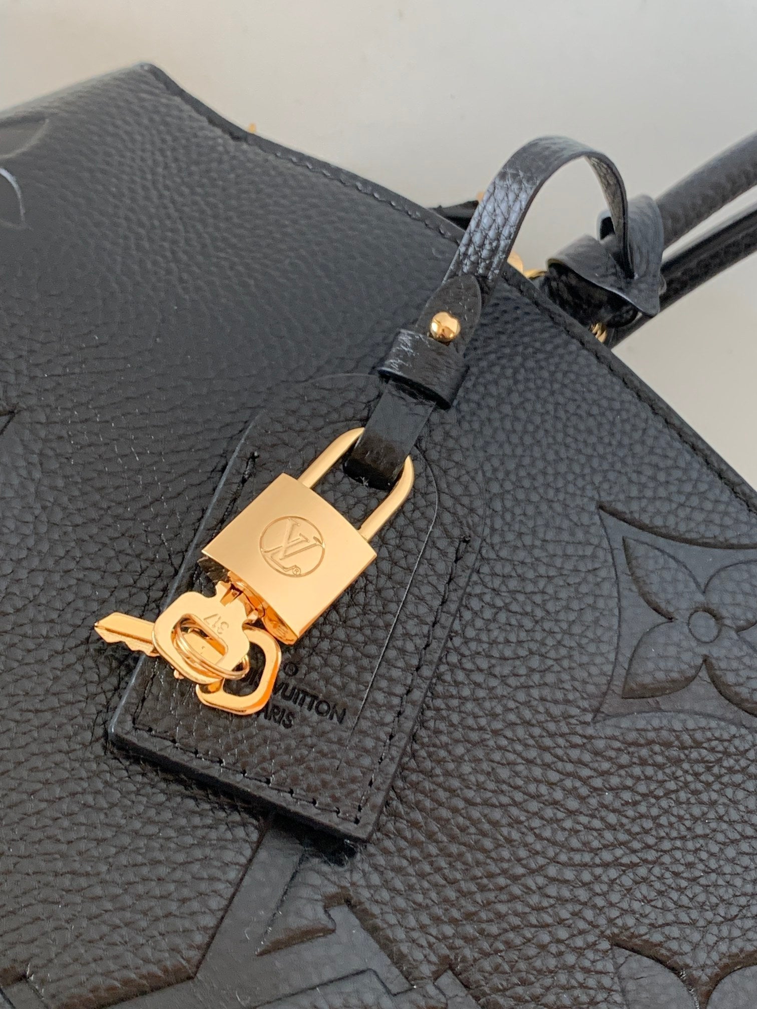 PETIT PALAIS PM MEDIUM SHOULDER BAG 29 IN BLACK EMBOSSED COWHIDE GOLD-TONE HARDWARE