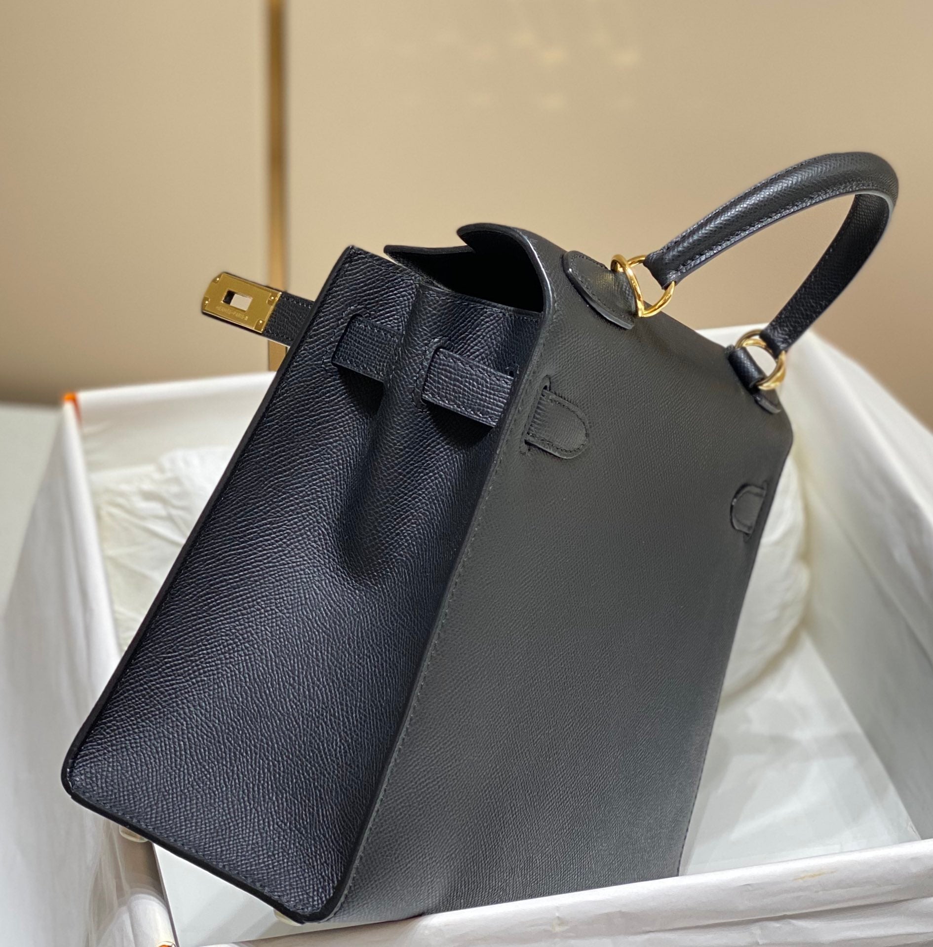KELLY 28CM IN NOIR EPSOM CALFSKIN GOLD HARDWARE