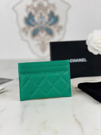 CHANEL CARD HOLDER 19.5 EMERALD GRAINED CALFSKIN GOLD ICON