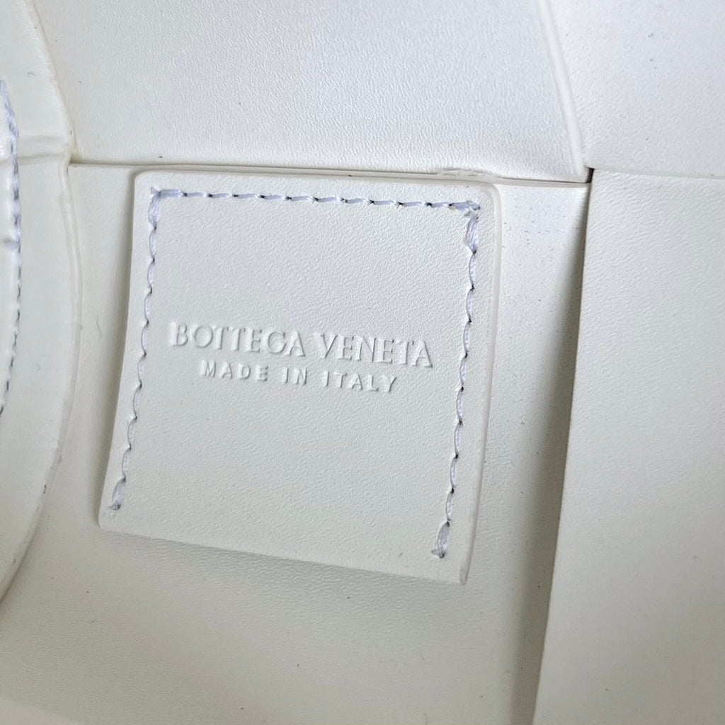 SMALL CYLINDER CASSETTE 21 IN WHITE CALFSKIN