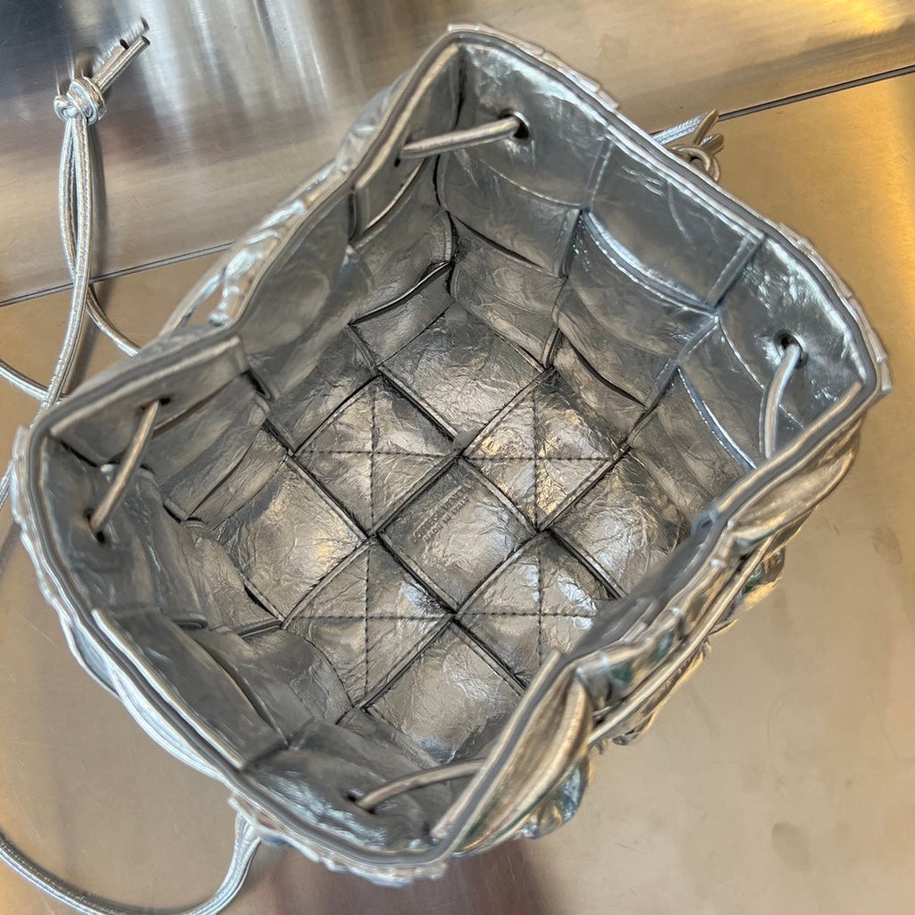 SMALL CASSETTE BUCKET 18 IN SILVER METALLIC SOFT LAMBSKIN