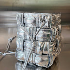 SMALL CASSETTE BUCKET 18 IN SILVER METALLIC SOFT LAMBSKIN