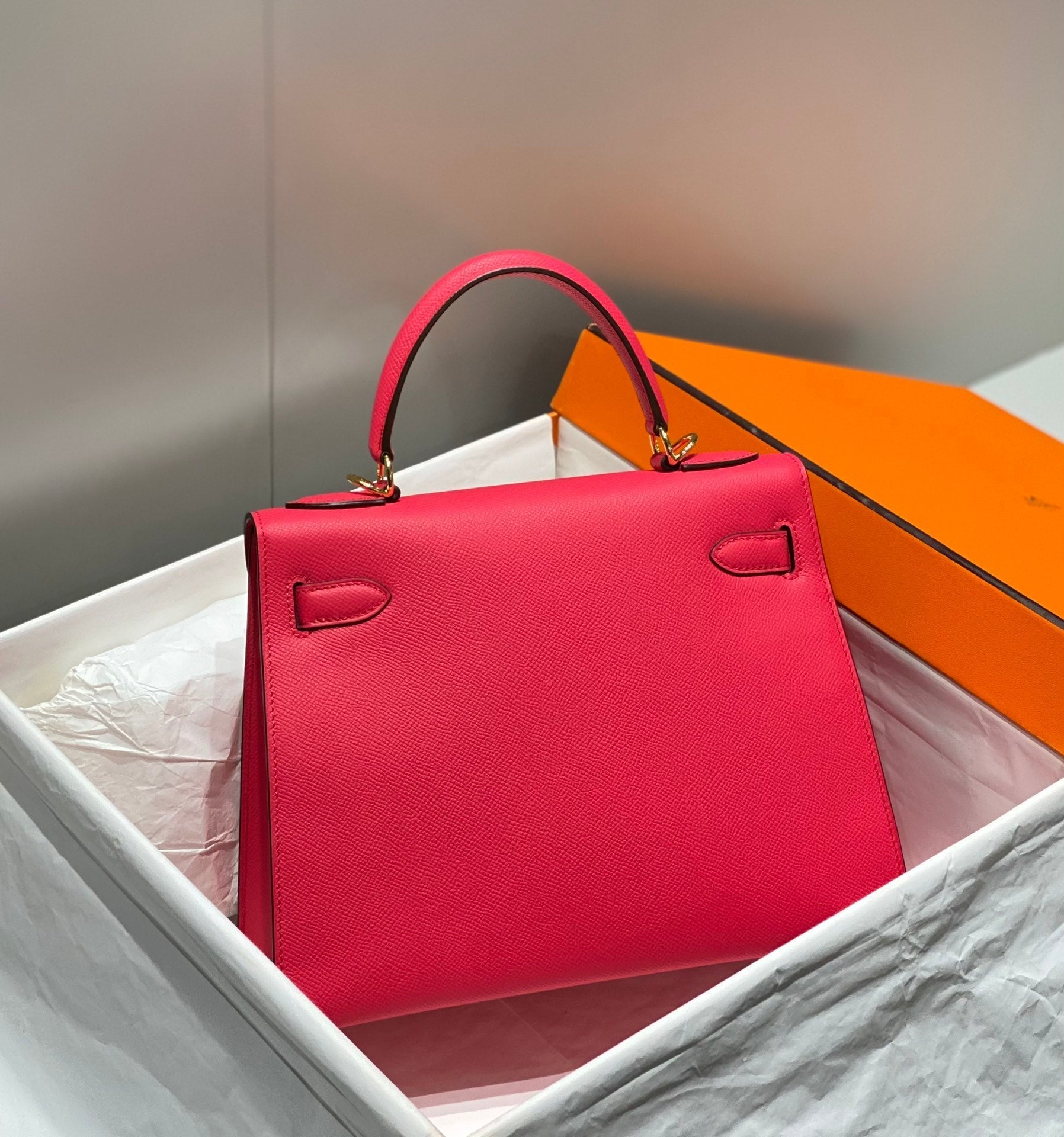KELLY 28CM IN ROSE TYRIEN SWIFT CALFSKIN GOLD HARDWARE