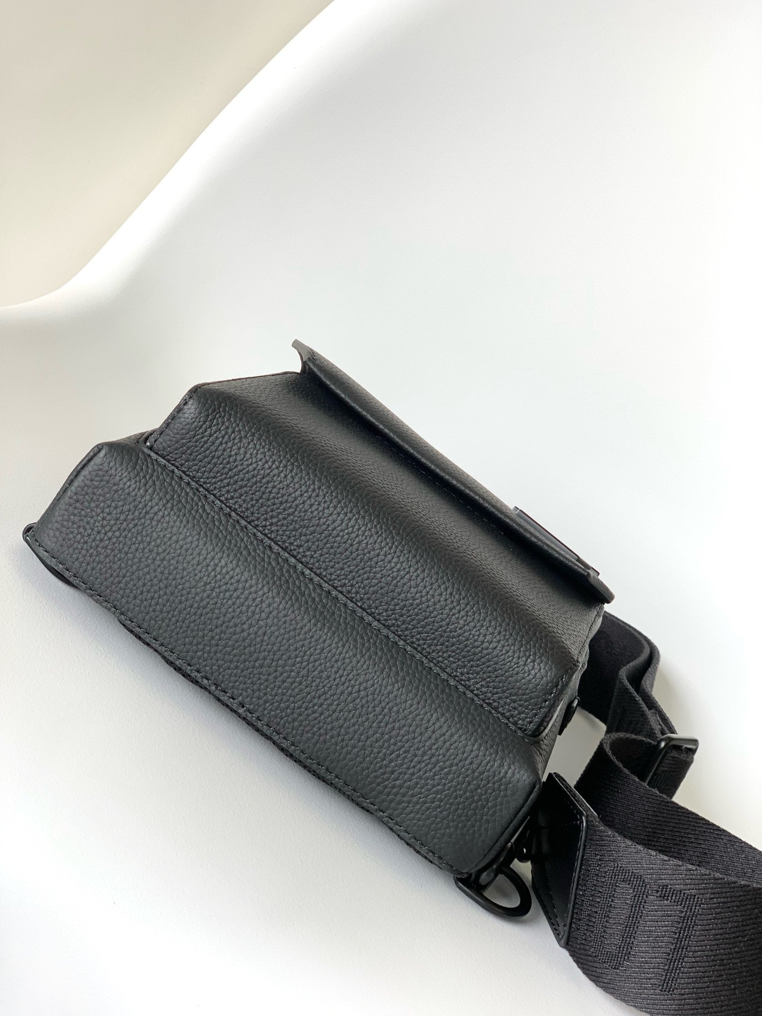 PILOT SLINGBAG 30 IN BLACK COWHIDE LEATHER