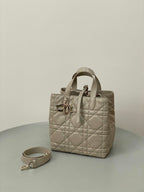 MEDIUM TOUJOURS BUCKET BAG 22 IN BEIGE CANNAGE CALFSKIN