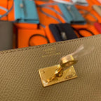 HERM Kelly Classique To Go Wallet In Tourterelle Epsom Calfskin