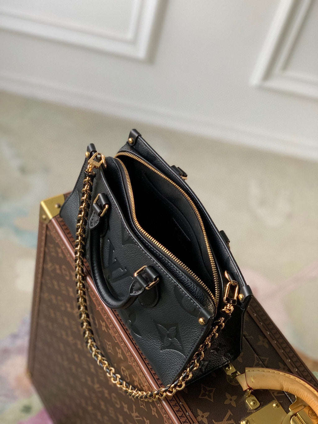 ONTHEGO EAST WEST BAG 25 IN BLACK MONOGRAM EMBOSSED COWHIDE