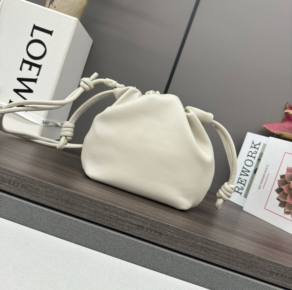 LOE 23 FLAMENCO PURSE BUCKET IN WHITE LAMBSKIN