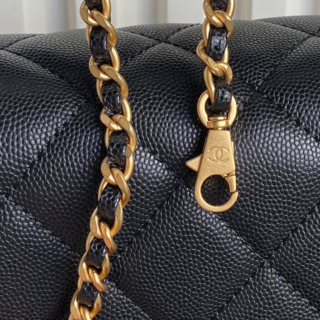 RETRO STYLE FLAP BAG 19 IN BLACK GRAINED CALFSKIN GOLD HARDWARE