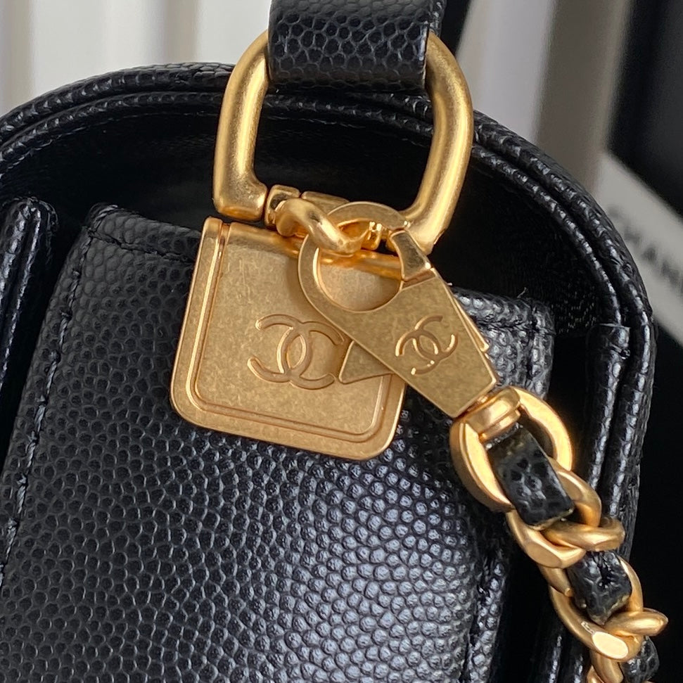 RETRO STYLE FLAP BAG 19 IN BLACK GRAINED CALFSKIN GOLD HARDWARE