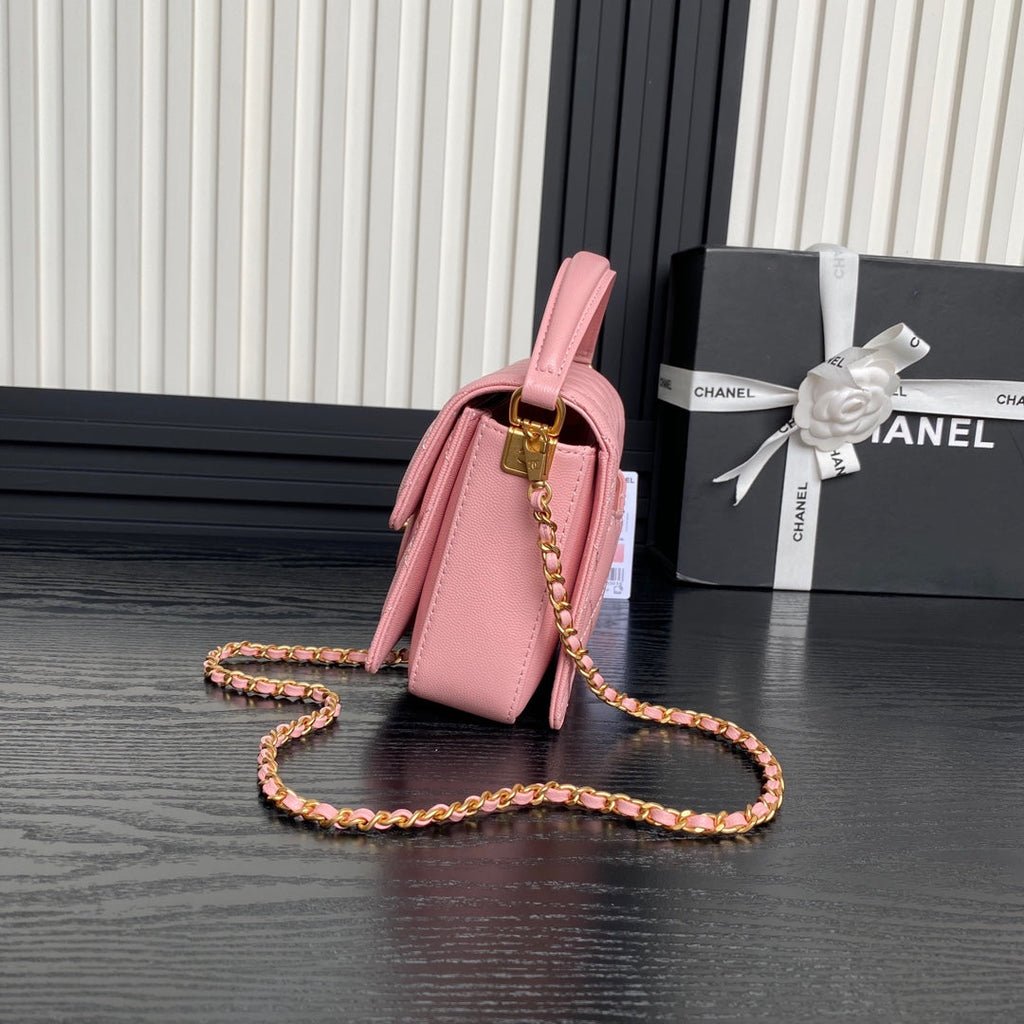 RETRO STYLE FLAP BAG 19 IN LGHT PINK GRAINED CALFSKIN GOLD HARDWARE