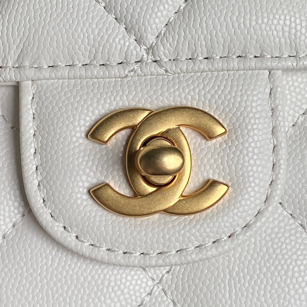 RETRO STYLE FLAP BAG 19 IN WHITE GRAINED CALFSKIN GOLD HARDWARE