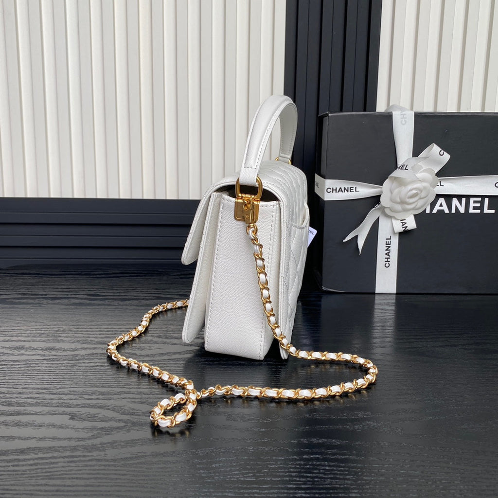 RETRO STYLE FLAP BAG 22 IN WHITE GRAINED CALFSKIN GOLD HARDWARE