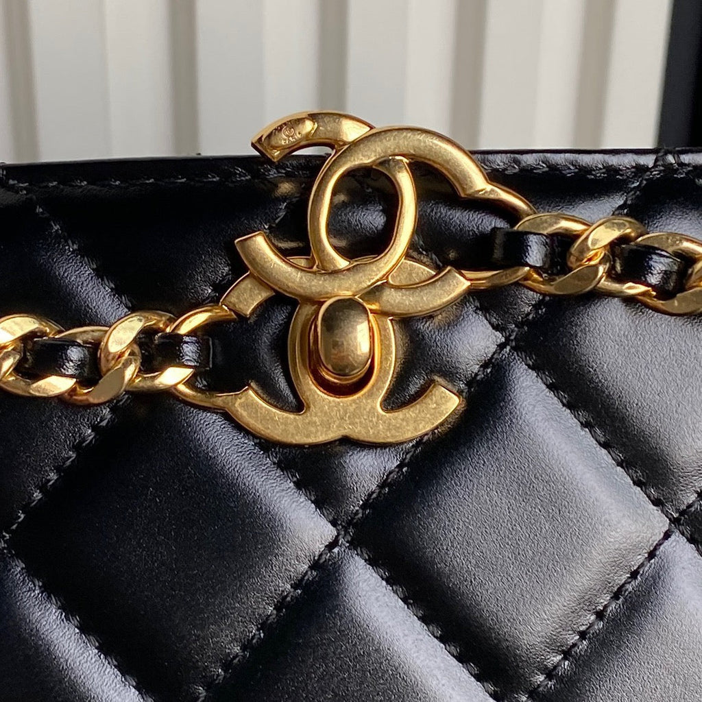 QUILTED HANDBAG 21 IN BLACK DIAMOND PATTERN LAMBSKIN GOLD HARDWARE