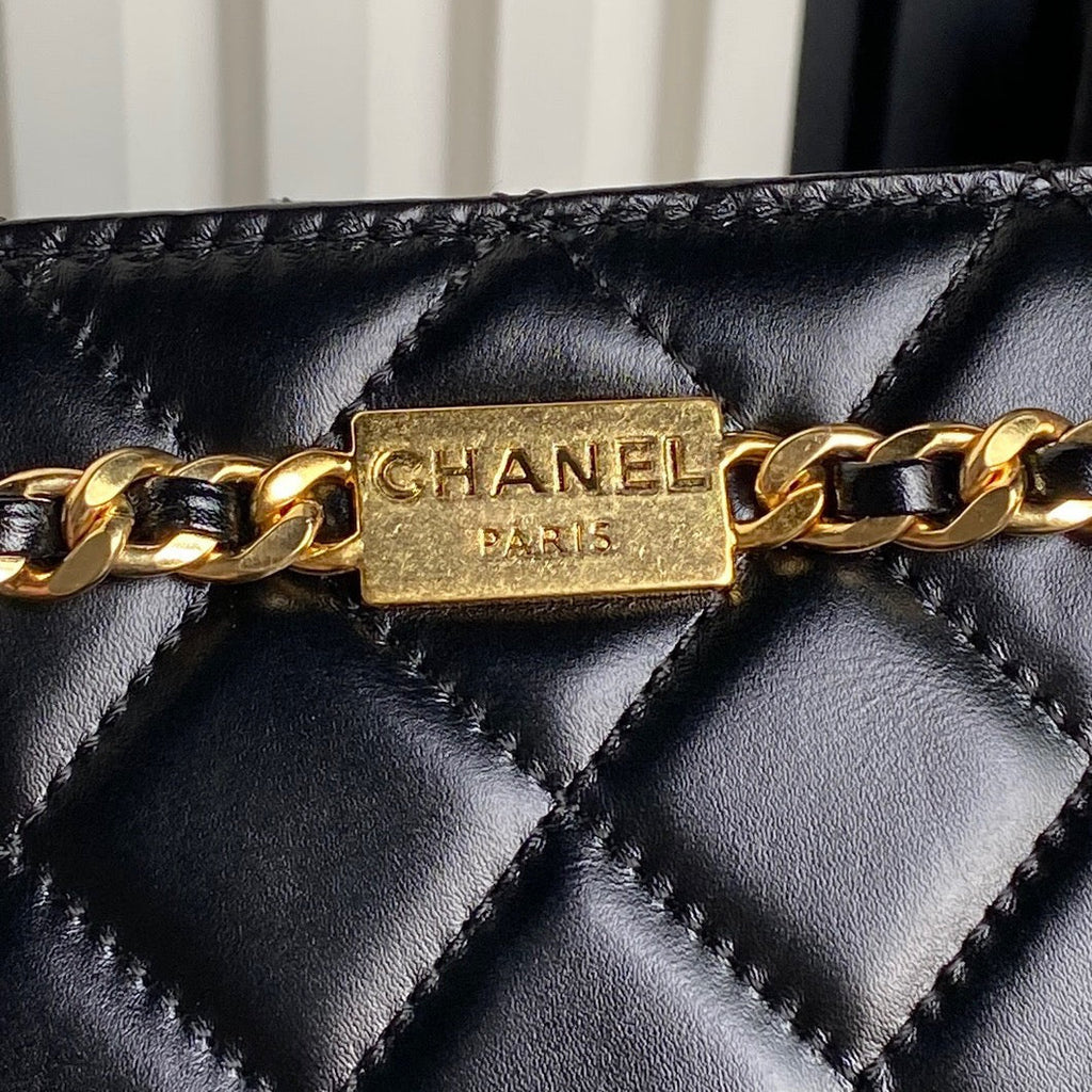 QUILTED HANDBAG 21 IN BLACK DIAMOND PATTERN LAMBSKIN GOLD HARDWARE