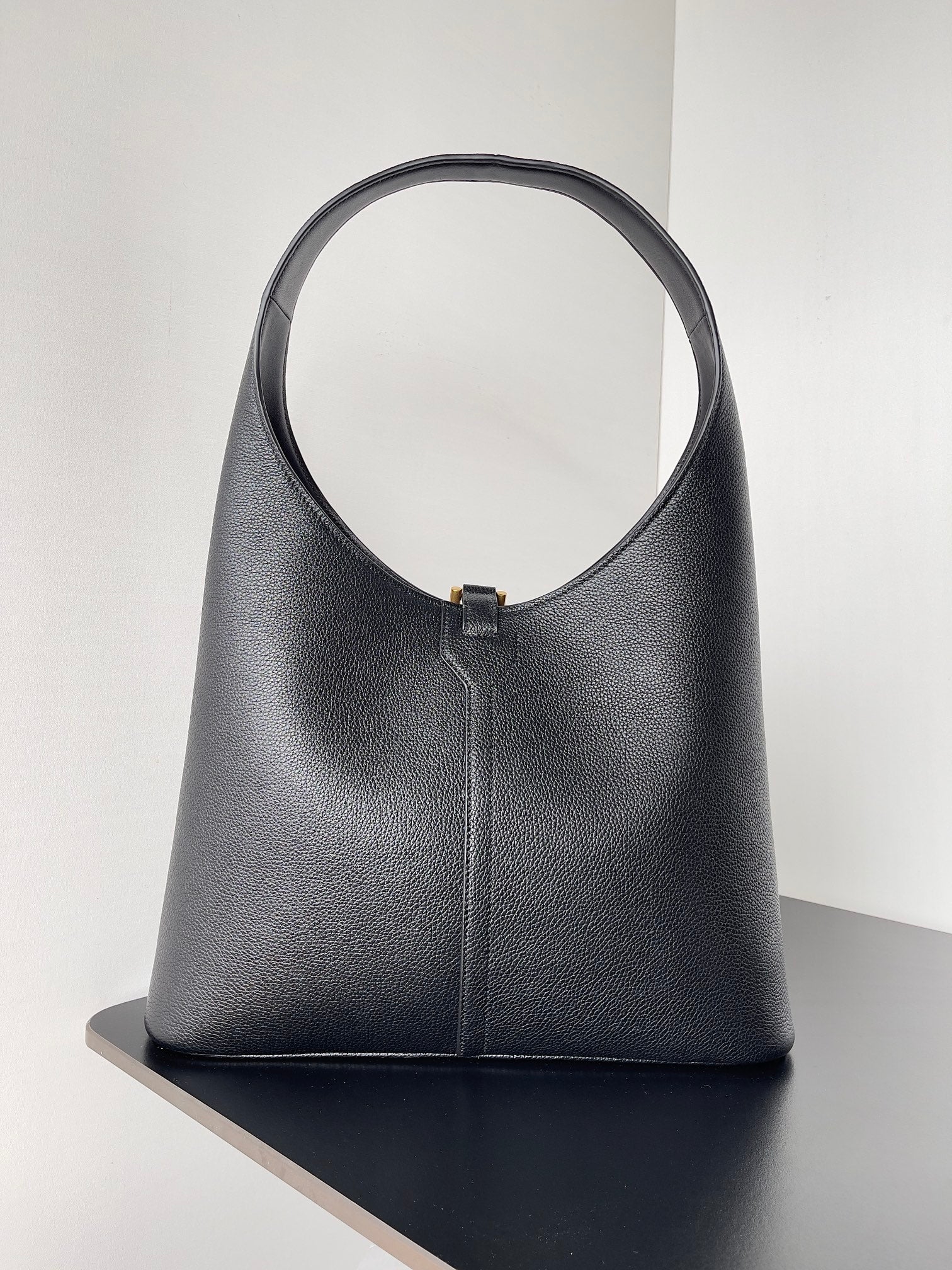GOLD LOCKER SHOULDER BAG 62 IN BLACK CALFSKIN