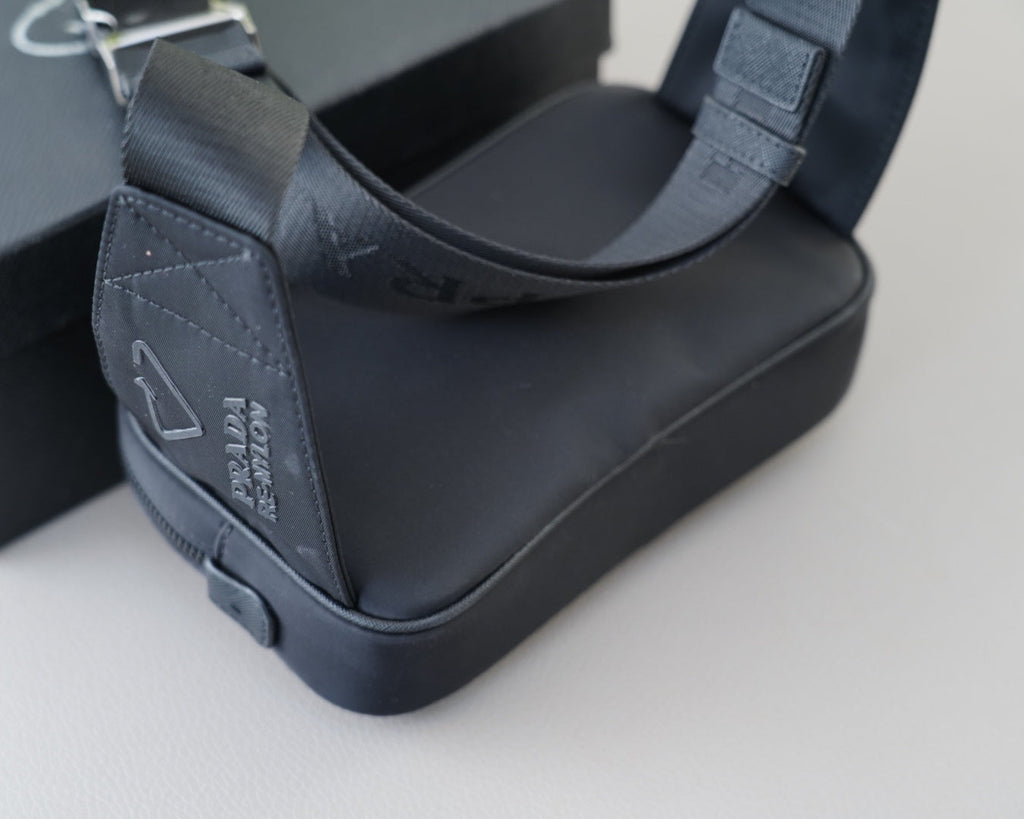 SHOULDER BAG 22 IN BLACK RE-NYLON