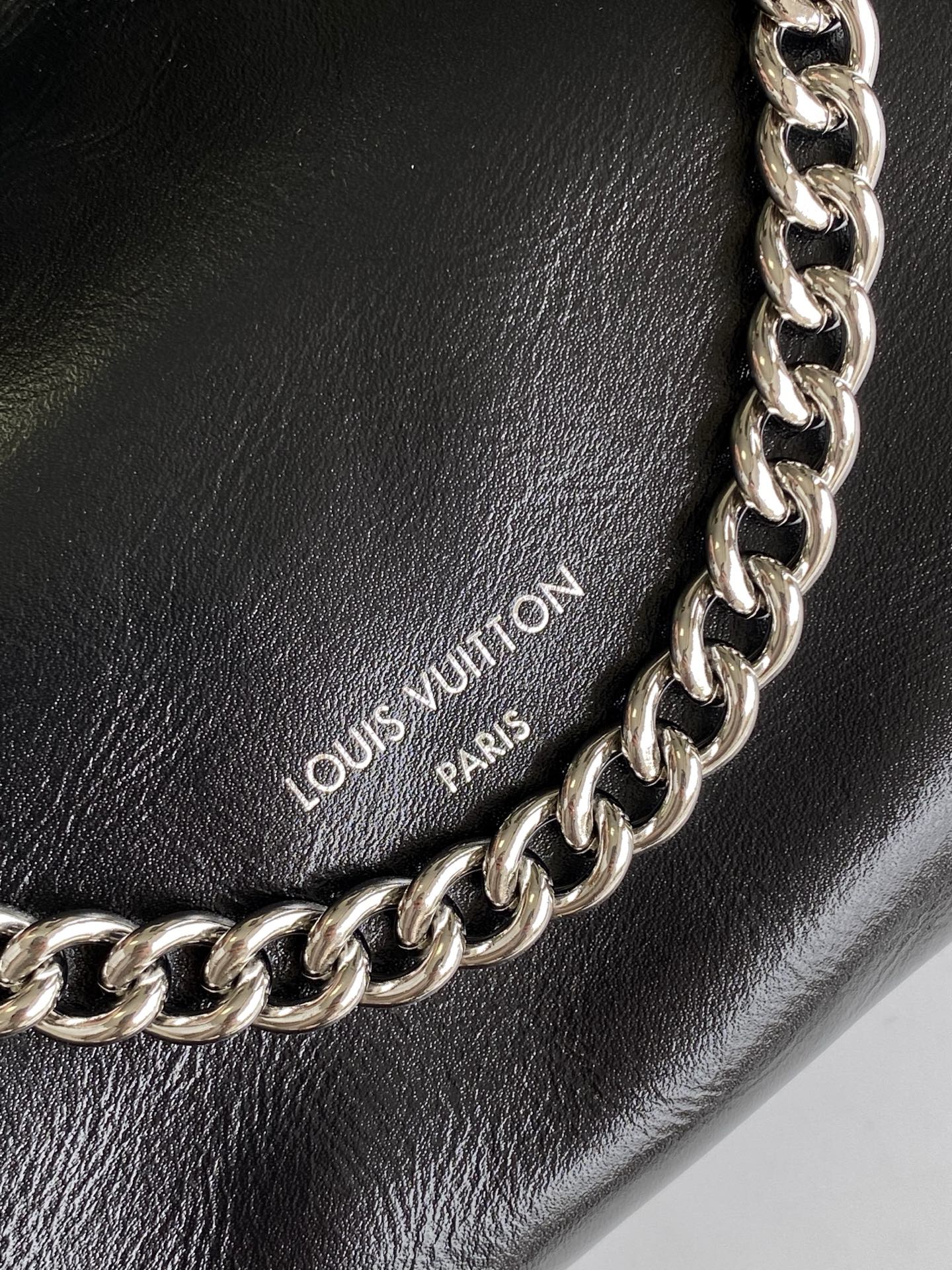 CARRYALL BB BAG 26 IN BLACK SHEEPSKIN MAGNETIC CLASP