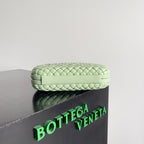 KNOT CHAIN CLUTCH 20.5 IN LIGHT GREEN LAMBSKIN