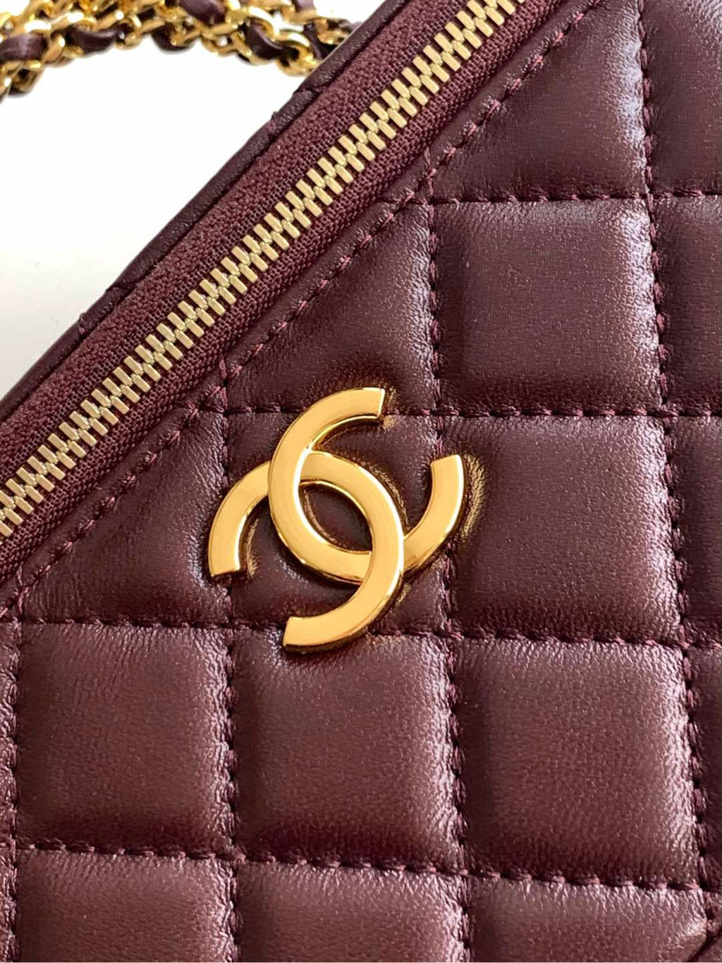 SMALL VANITY CASE WITH HANDLE 17 IN WINE RED LAMBSKIN GOLD HARDWARE