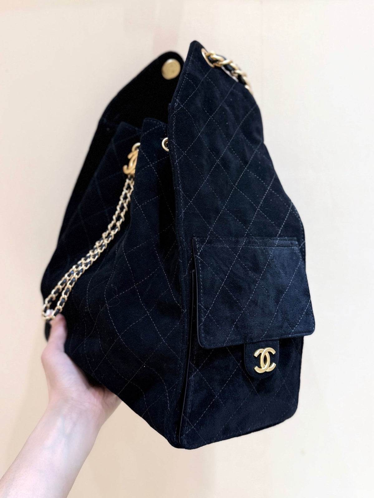 CHANEL 25 HANDBAG 40 IN BLACK SUEDE GOLD HARDWARE